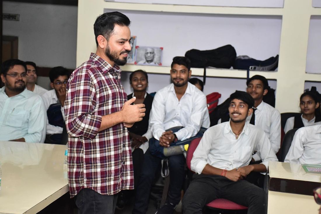 Hemant Sharma speaking with students about digital marketing and AI