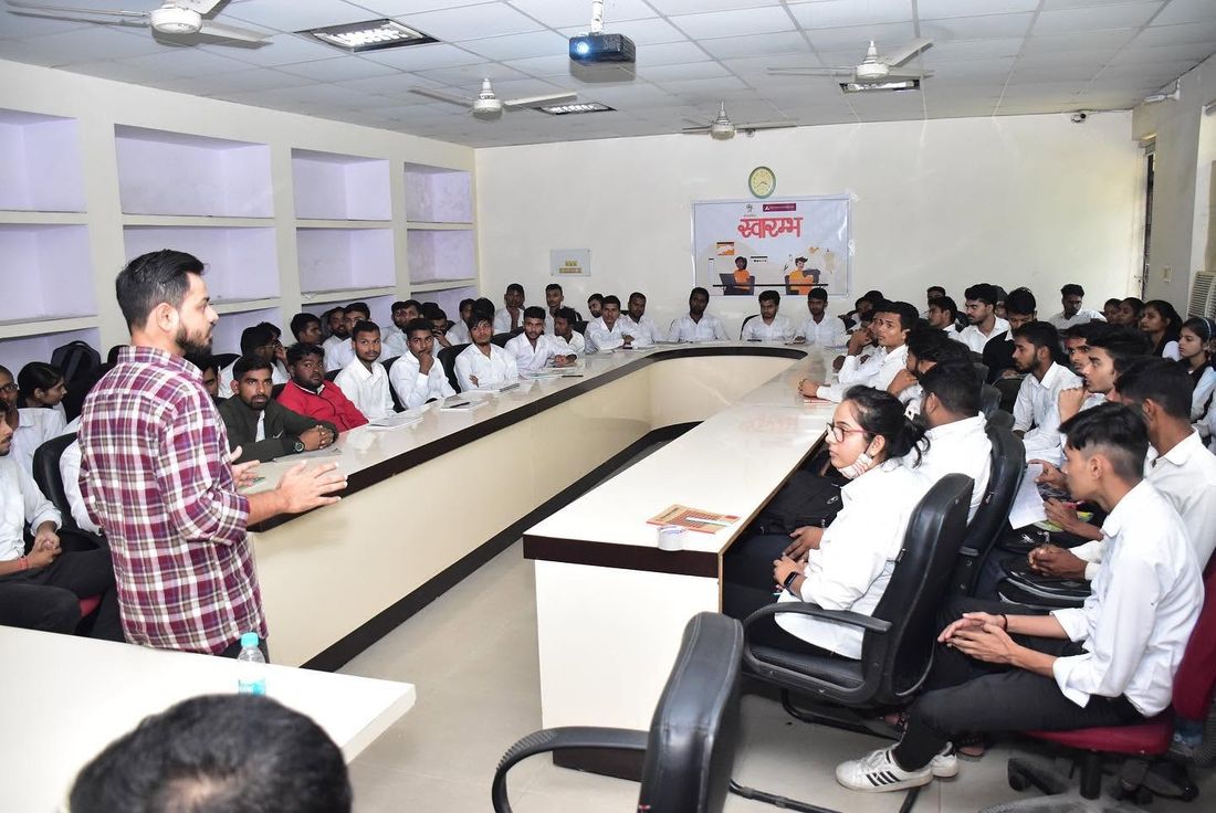 Hemant Sharma addressing a full room of students about digital marketing careers